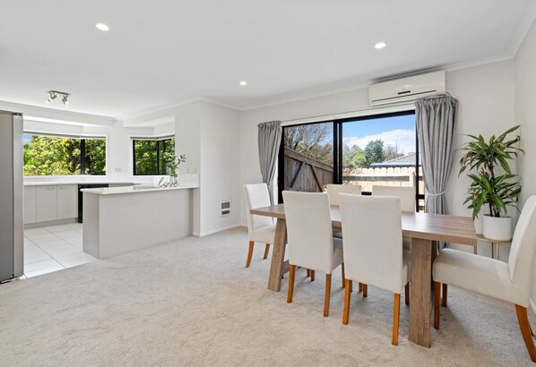 Living area - Botany Palms Motel (Auckland)