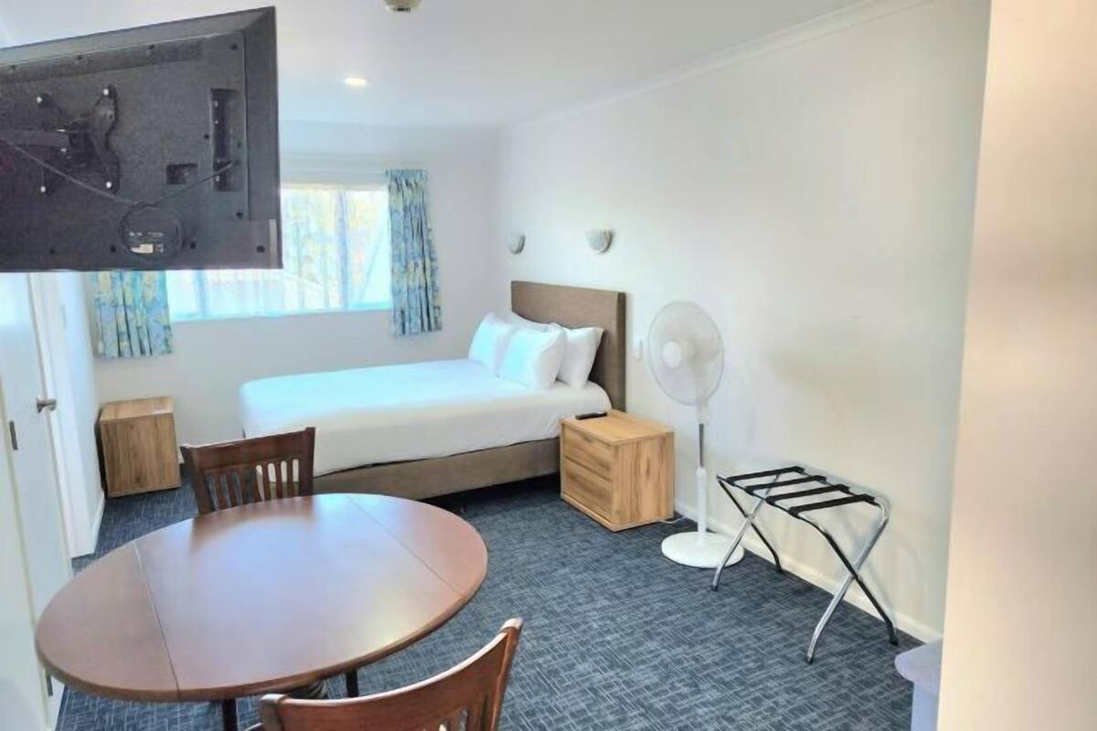 Premium bedding, Select Comfort beds, free minibar items, free WiFi