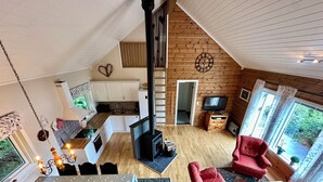 Ein gemütliches Blockhauss-Interieur mit Küche, Essbereich und Wohnzimmer.