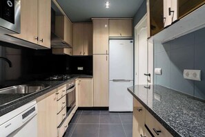 Kühlschrank, Mikrowelle, Ofen, Wasserkocher mit Kaffee-/Teezubehör