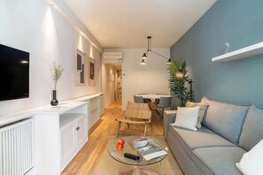 TV - Stunning 3-Bedroom near City Center & Beach (Barcelona)