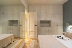 3 عدّة غرف نوم ومكواة/لوح كي وخدمة الإنترنت وملاءات أسرّة