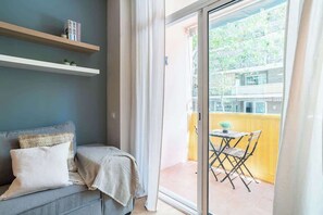 TV - Stunning 3-Bedroom near City Center & Beach (Barcelona)