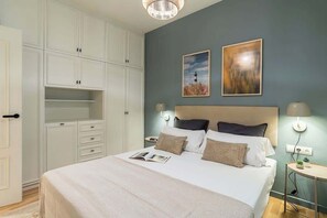 3 bedrooms, iron/ironing board, internet, bed sheets - Stunning 3-Bedroom near City Center & Beach (Barcelona)