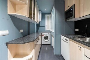 ثلاجة، ميكروويف، فرن، ماكينة لصنع القهوة/الشاي