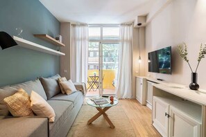 TV - Stunning 3-Bedroom near City Center & Beach (Barcelona)