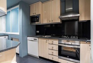 Fridge, microwave, oven, coffee/tea maker - Stunning 3-Bedroom near City Center & Beach (Barcelona)