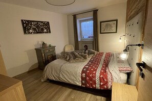 2 عدّة غرف نوم وواي فاي مجانًا وملاءات أسرّة