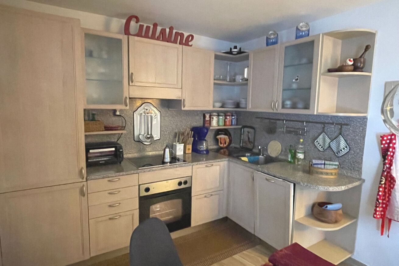 Réfrigérateur, four, lave-vaisselle, cafetière/bouilloire