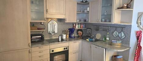 Fridge, oven, dishwasher, coffee/tea maker