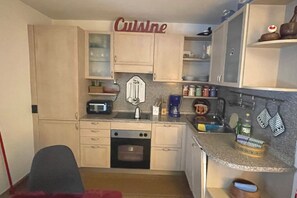 ثلاجة، فرن، غسالة أطباق، ماكينة لصنع القهوة/الشاي