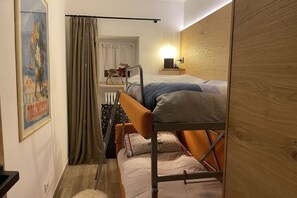 2 室のベッドルーム、アイロン / アイロン台、WiFi (無料)、ベッドシーツ