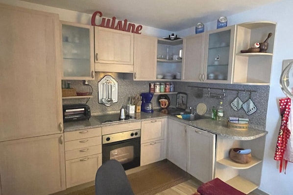 Kühlschrank, Ofen, Geschirrspüler, Wasserkocher mit Kaffee-/Teezubehör