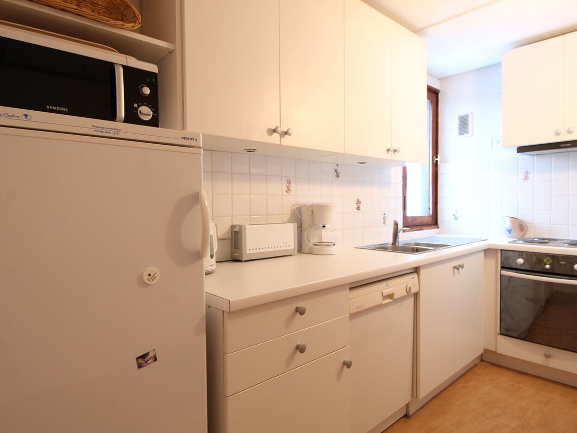 Microwave, dishwasher