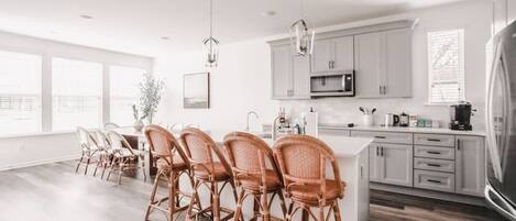 Een koelkast, een magnetron, een oven, een kookplaat