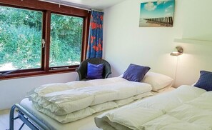 3 bedrooms, iron/ironing board, internet, bed sheets