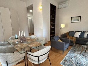 Interior - Charming Renovated Apartment in Historic Building near Málaga Cathedral (Málaga)