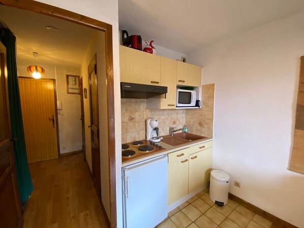 Een koelkast, een microgolfoven