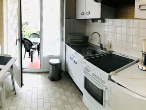 Réfrigérateur, micro-ondes, four