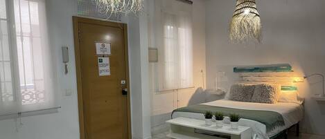 アイロン / アイロン台、WiFi (無料)、ベッドシーツ