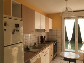 Een microgolfoven, een oven, een vaatwasser, een kinderstoel