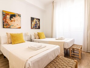 3 bedrooms, free WiFi, bed sheets - Bright 3-Bedroom Apartment with Terrace in Málaga City Center (Málaga)