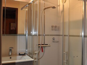 Bathroom - Charming apartment near center and cable car with parking (Châtel)