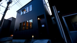 A two-story building with a flat roof and large windows. - PrimeRoomBeppu Hamawaki (Beppu)