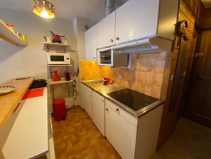 Refrigerador, microondas, tostadora y utensilios de cocina 