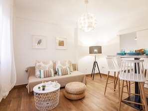 TV - Bright 2BR Apt in Málaga Center: Renovated, Equipped Kitchen, Near Museums & Amenities (Málaga)