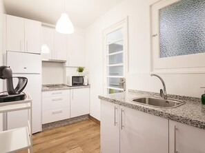 Fridge, microwave, coffee/tea maker, toaster - Bright 2BR Apt in Málaga Center: Renovated, Equipped Kitchen, Near Museums & Amenities (Málaga)