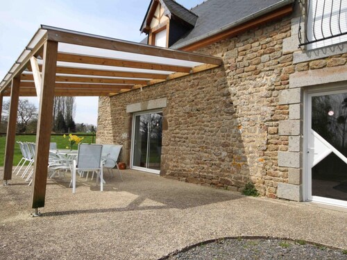 Traditional house with enclosed garden and pets allowed