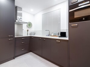 Geladeira, micro-ondas, fogão, lava-louças