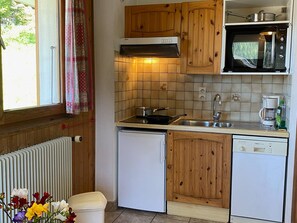 Kjøleskap, mikrobølgeovn, ovn og oppvaskmaskin