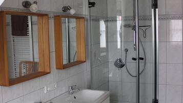 Dusche, Handtücher, Seife, Toilettenpapier