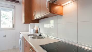 Een koelkast, een magnetron, een koffiezetapparaat/waterkoker