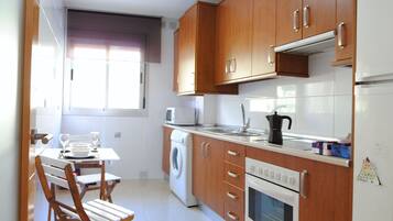 Een koelkast, een magnetron, een koffiezetapparaat/waterkoker