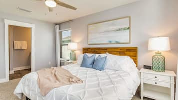 3 間睡房、書桌、熨斗/熨衫板、可攜式嬰兒床