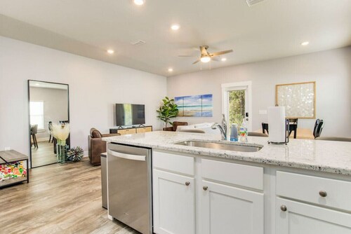 Pensacola Haven with Pool, Quiet Area - The Pearl