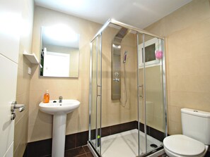 Secador de cabelo, toalhas de banho