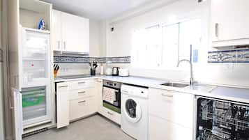 Een koelkast, een magnetron, een oven, een vaatwasser