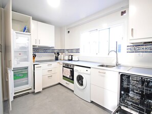 Réfrigérateur, micro-ondes, four, lave-vaisselle