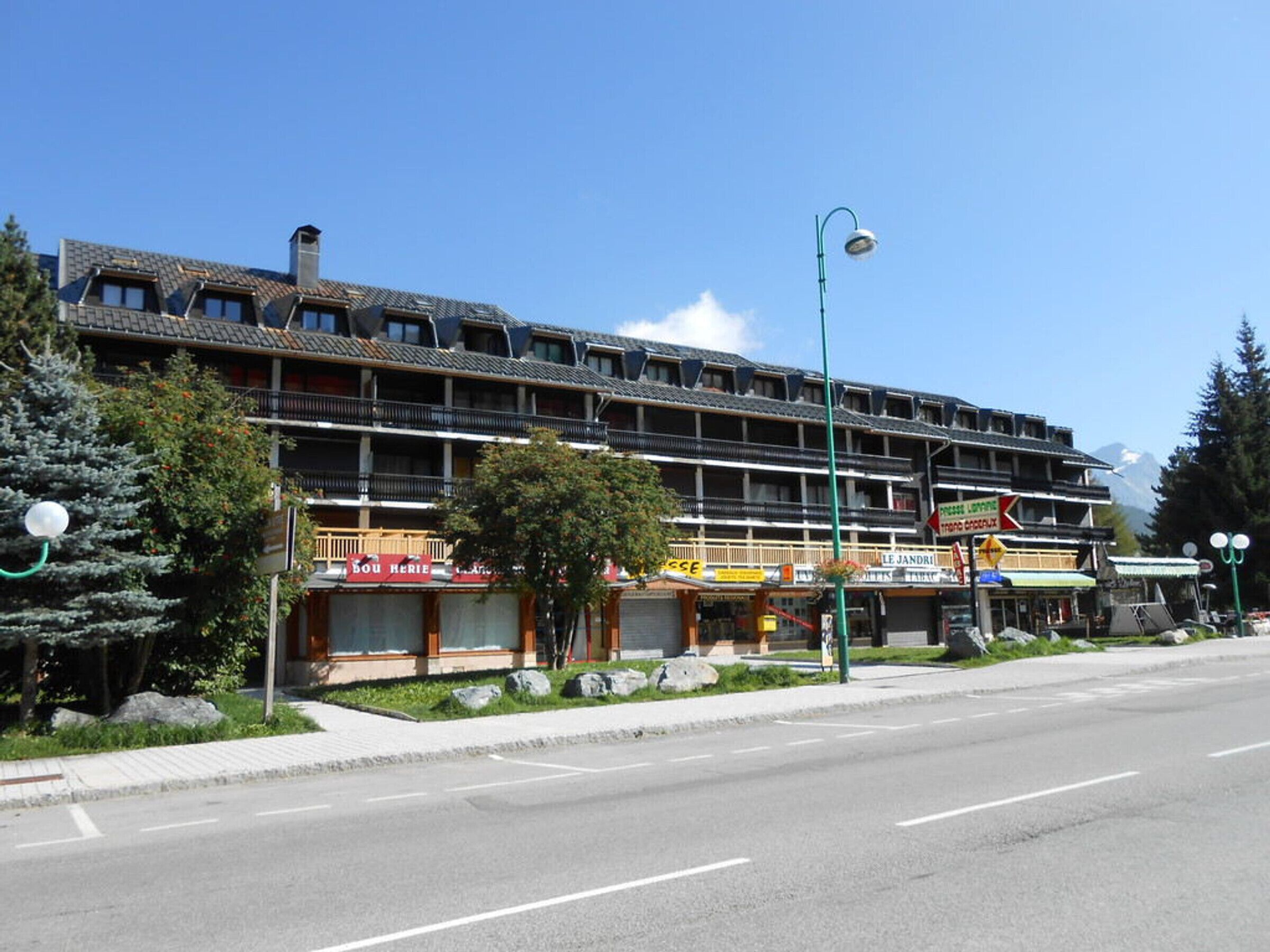 Un hôtel à plusieurs étages, doté de balcons, d’un restaurant et d’une enseigne indiquant « Le Jandri ».