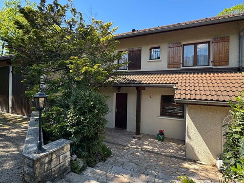 Spacious villa in Aix, enclosed garden, pets allowed