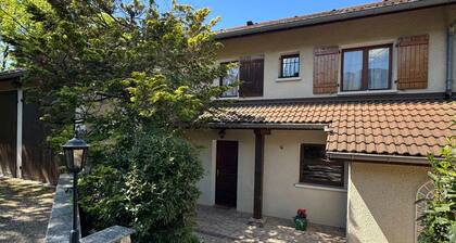 Spacious villa in Aix, enclosed garden, pets allowed