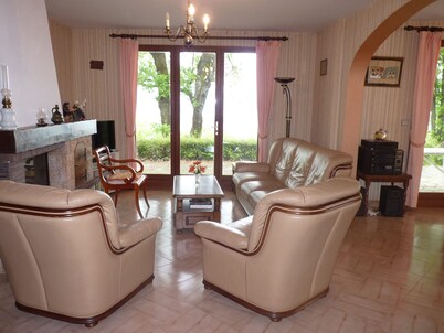 Spacious villa in Aix, enclosed garden, pets allowed