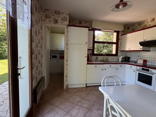 Spacious villa in Aix, enclosed garden, pets allowed