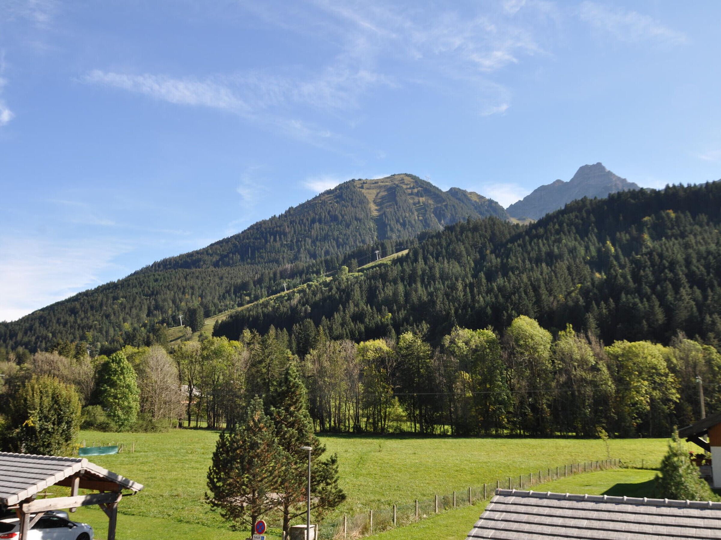 Eine Berglandschaft mit blauem Himmel.
