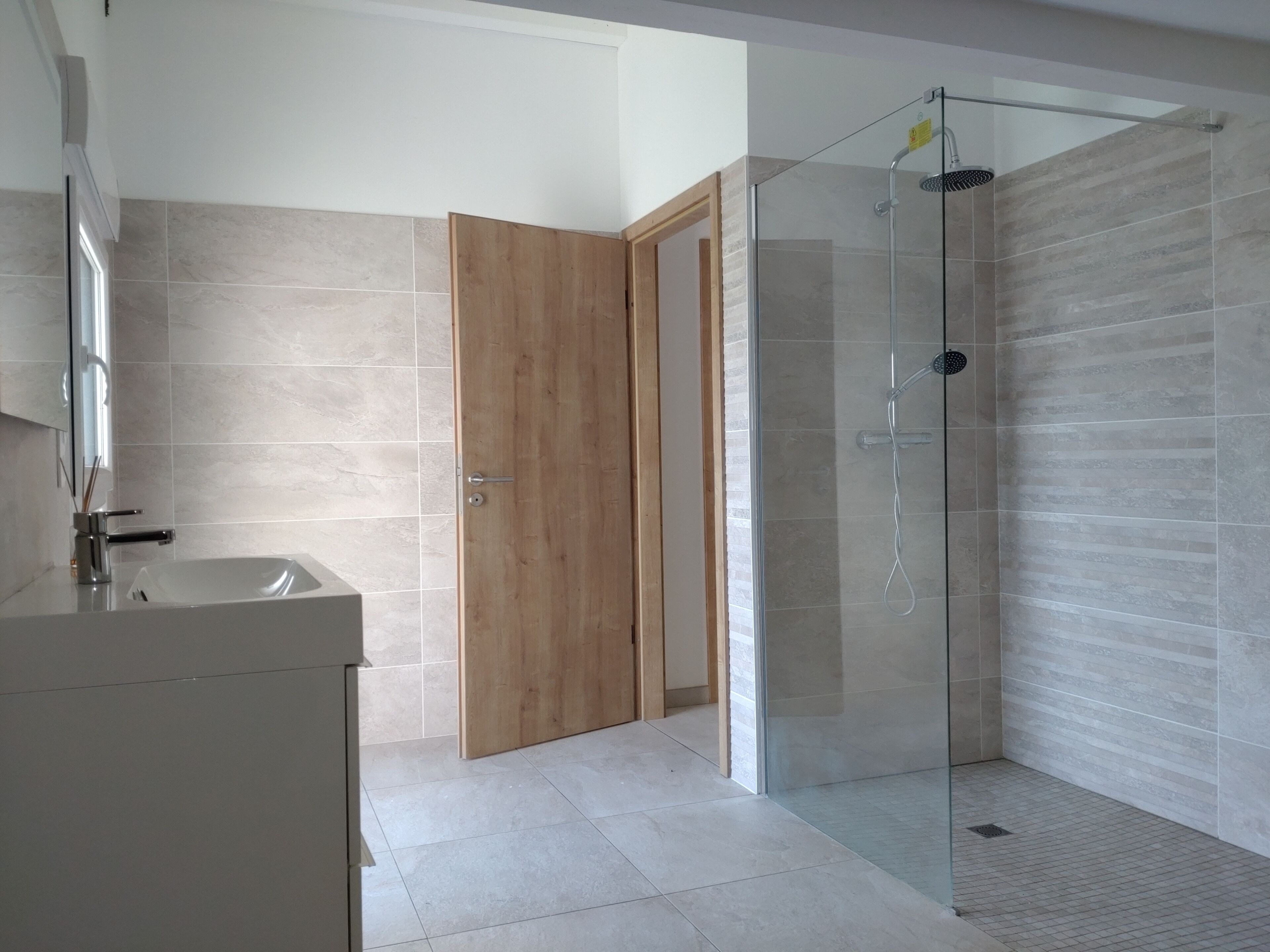 Douche, sèche-cheveux, serviettes fournies, savon