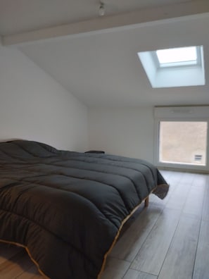 4 soverom, skrivebord, strykejern/-brett og reiseseng for barn